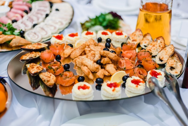 Platos de pescado de salmón, mejillones y caviar en un plato