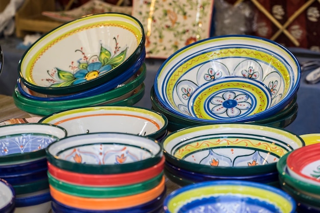 platos pintados a mano de una multitud de colores en un mercado de arte tradicional