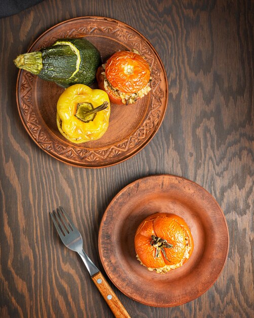 Foto platos planos con platos con cocina gemista casera griega hecha de verduras rellenas y horneadas