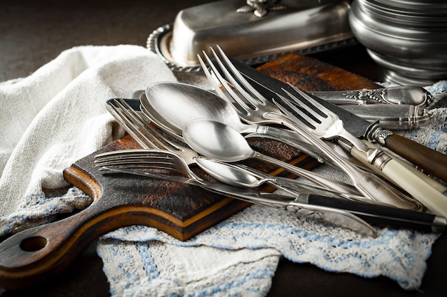 Platos de plata sobre mesa antigua