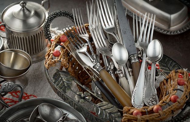 Platos de plata sobre mesa antigua