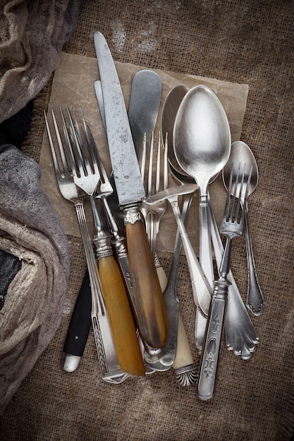 Platos de plata sobre superficie vieja