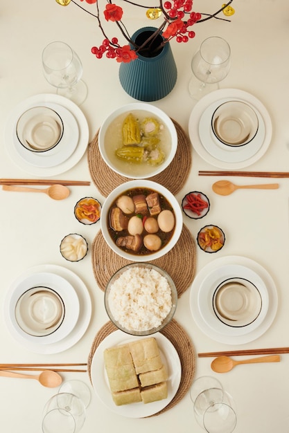 Foto platos servidos para la celebración del tet