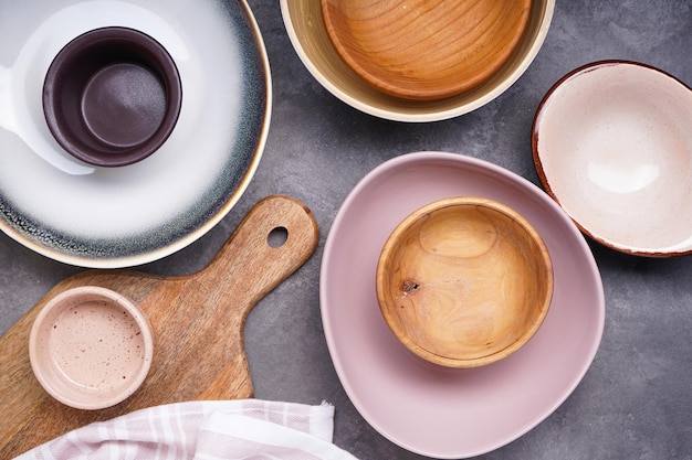 Platos para servir y comer en una vista superior de fondo gris Vajilla moderna de cerámica y madera Vajilla de moda