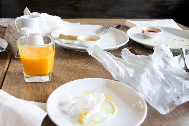 Platos sucios en la mesa después de terminar la mesa del desayuno