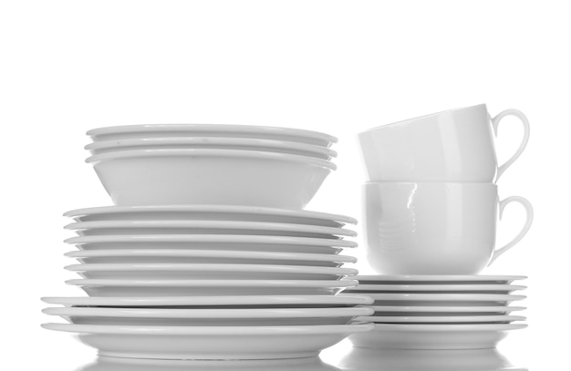 Platos y tazas de cuencos vacíos aislados en blanco