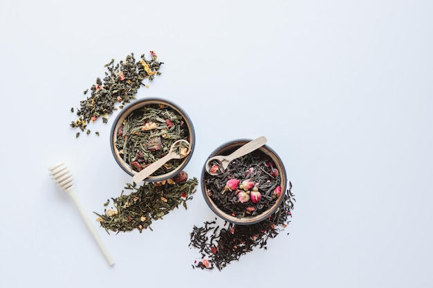 Foto platos con té de hierbas y flores sobre un fondo blanco