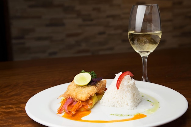 Platos tipicos del Peru em uma mesa de madeira.