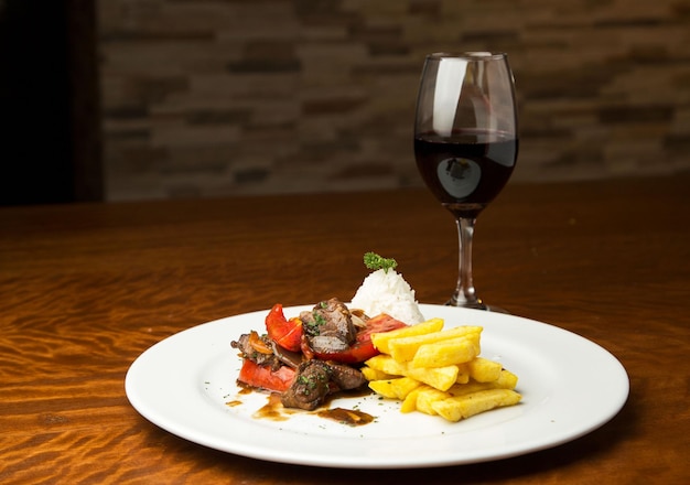 Platos tipicos del Peru en una mesa de madera.