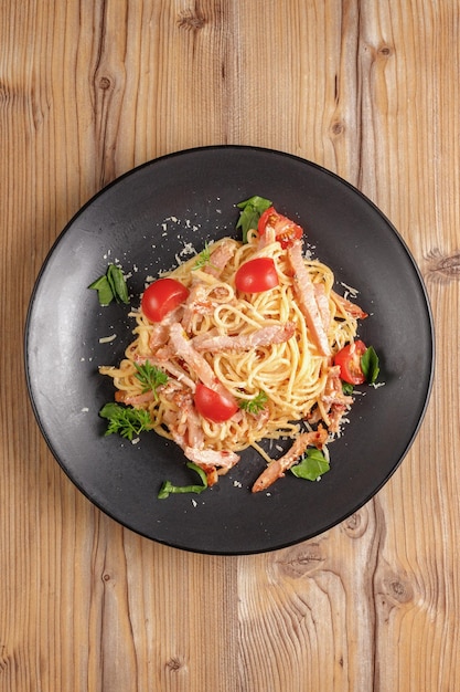 Platos tradicionales de la cocina europea manjar banquete merienda platos culinarios en un plato negro sobre un fondo de madera servicio de restaurante vista superior