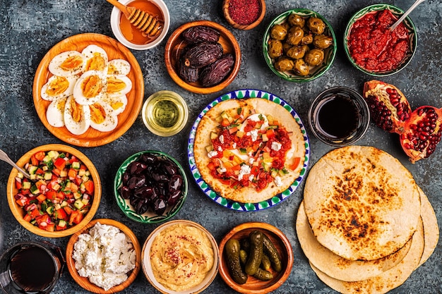 Platos tradicionales de la cocina israelí y del Medio Oriente -malavach con diferentes rellenos, vista superior.