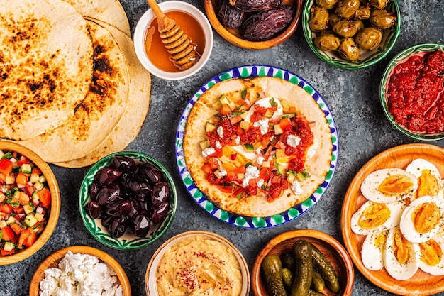 Platos tradicionales de la cocina israelí y del Medio Oriente malavach con diferentes rellenos vista superior