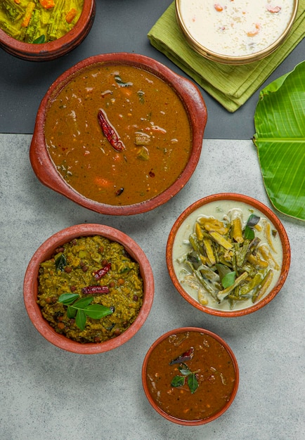 Foto platos tradicionales de fiesta de kerala dispuestos en un fondo de dos colores