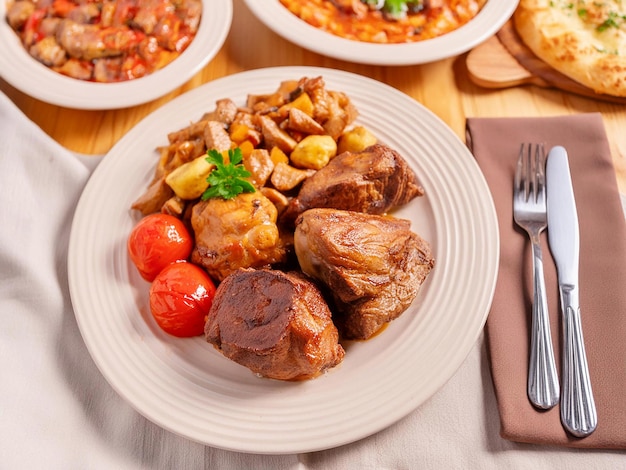 Foto platos tradicionales húngaros de carne con bocadillos de verduras