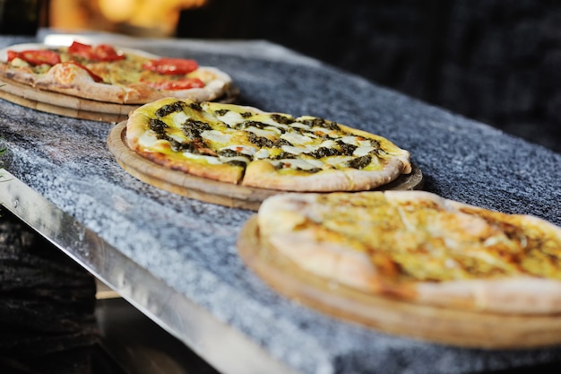 De platos tradicionales italianos - pizza y Focaccia.