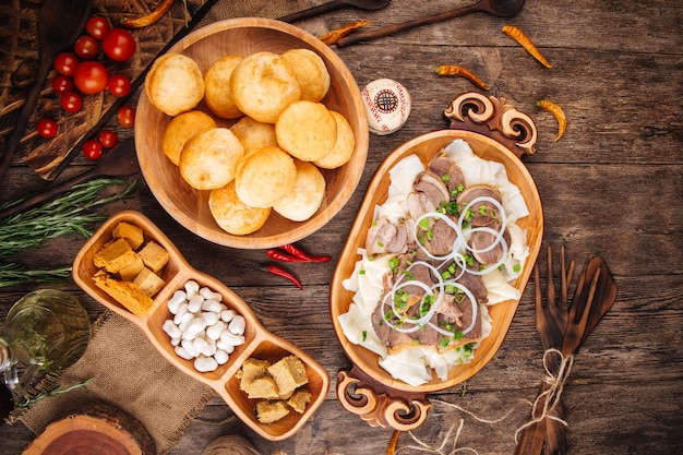 Foto platos tradicionales kazajos beshbarmak con baursaks de carne de caballo