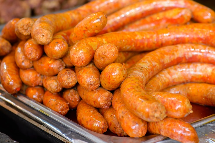 Foto platos tradicionales de la matanza del cerdo húngaro, salchichas fritas