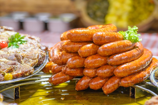 Platos tradicionales de la matanza del cerdo húngaro, salchichas fritas