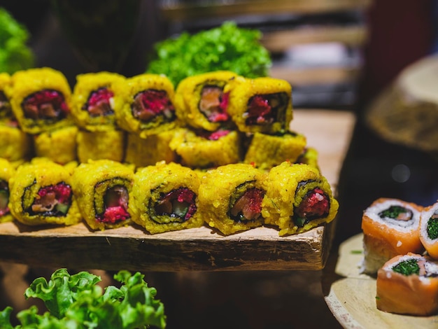 Platos tradicionales de sushi japonés en un buffet de hotel