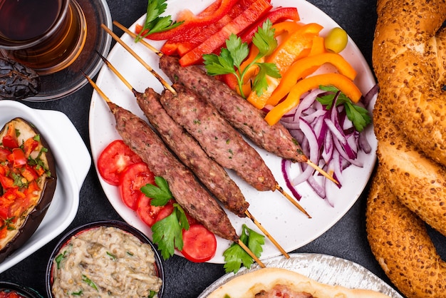 Platos tradicionales turcos o del Medio Oriente. Kebab, meze, pide, lahmajoun, té y café