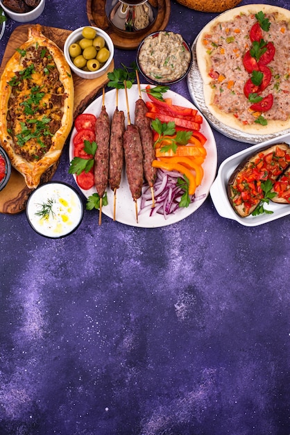 Platos tradicionales turcos o del Medio Oriente. Kebab, meze, pide, lahmajoun, té y café