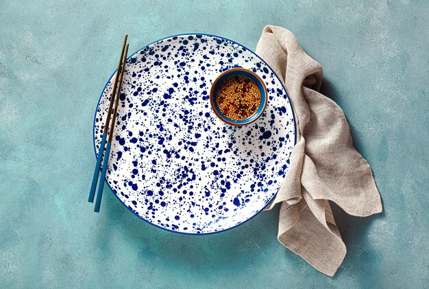 Platos vacíos sobre la mesa. sirviendo almuerzo o cena.