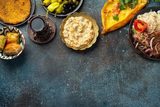 Platos variados de comida turca tradicional y aperitivos de mezze sobre un fondo rústico desde arriba Pide Lahmacun kebab de carne Albóndigas turcas baklava dulce y espacio de copia de la cocina de Medio Oriente de Kunefe