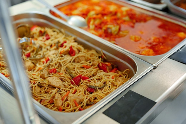 Platos variados servidos en un buffet durante un evento del mediodía