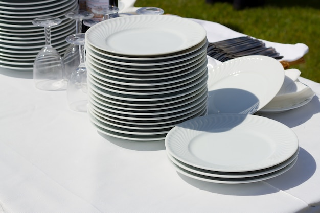 Platos y vasos en servilleta blanca