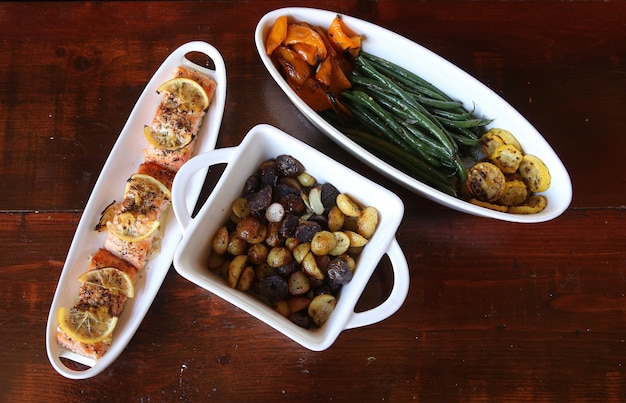 Platos de vegetales cocidos y salmón