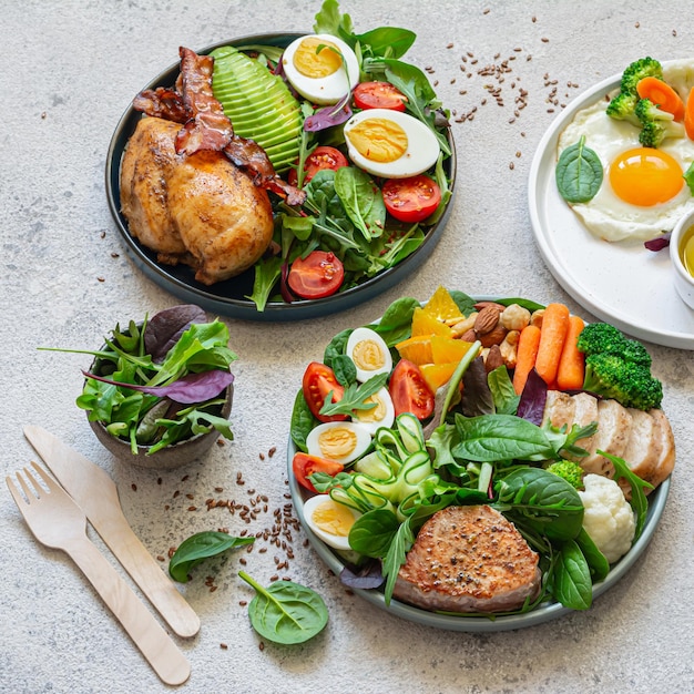 Foto platos de verduras con carne, pescado y huevos dieta completa para el día