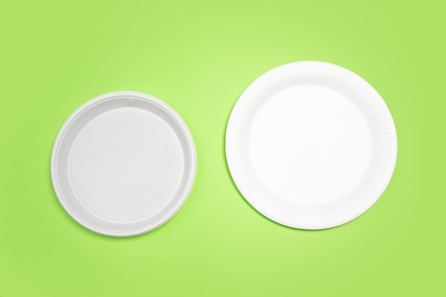 Platos. Vida ecológica: cosas recicladas orgánicas en comparación con polímeros, plásticos análogos. Estilo hogareño, productos naturales para reciclar y no dañinos para el medio ambiente y la salud.