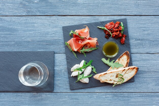 Platte Antipasti mit Schinken und Mozzarella