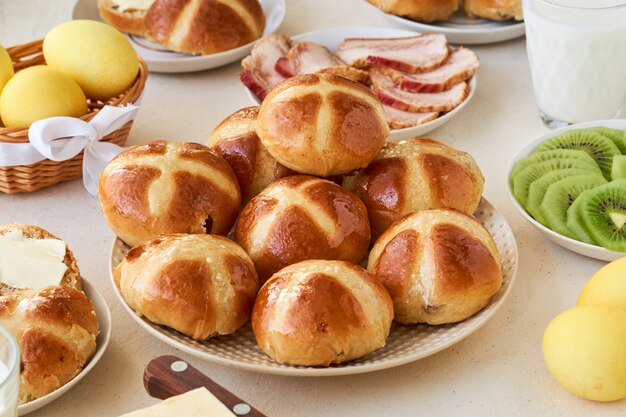 Platte der Osterkreuzbrötchen auf einem hellen Hintergrund