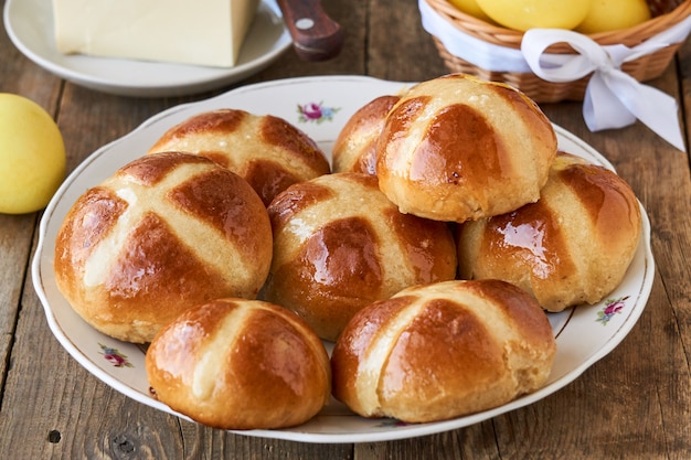 Platte der Osterkreuzbrötchen auf einem Holztisch