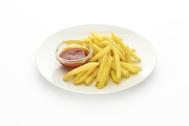 Platte der Pommes Frites mit Ketchup auf weißem Hintergrund