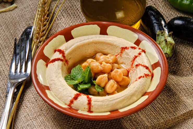 Platte des arabischen traditionellen Hummus mit Erbsenkörnern.