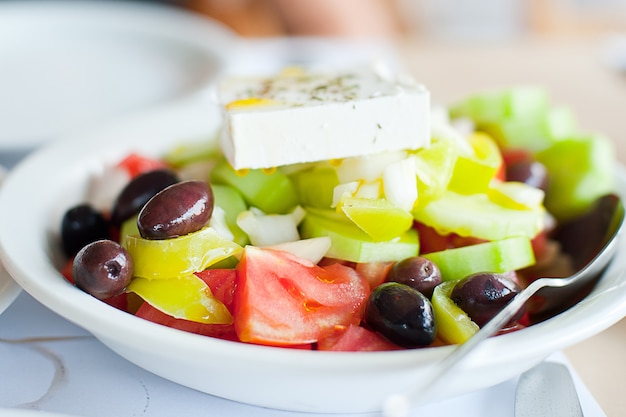 Platte des griechischen Salats auf einer Tabelle