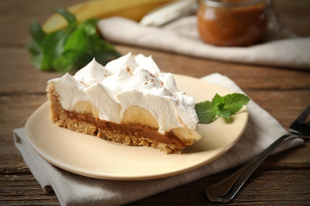 Platte mit einem Stück köstlichem Bananenkuchen auf dem Tisch