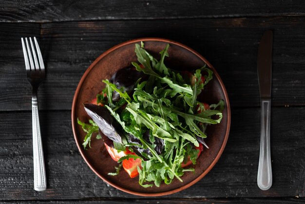 Platte mit frischem Sommersalat Draufsicht