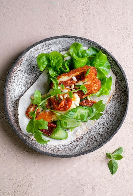 Platte mit frischem vegetarischem Taco, der von Pflanzen Arugula-Käse-Basilikum und Erdbeer-Top-View-Essen in Rechnung gestellt wird