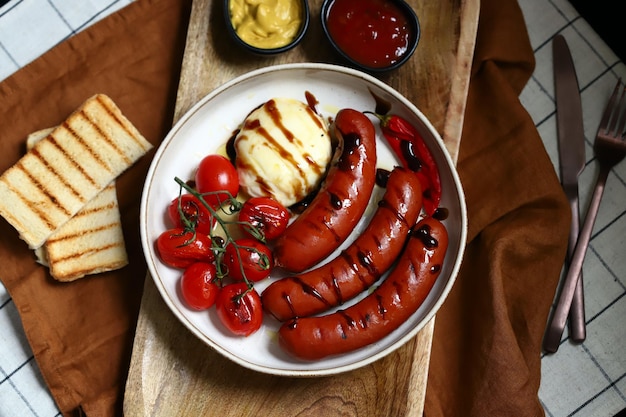 Platte mit gegrillten Würstchen Tomaten und Mozzarella Grillgericht