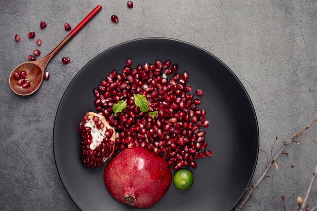 Platte mit Granatapfelkernen und Löffel