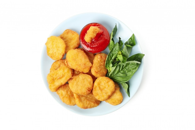 Platte mit Hühnernuggets, Ketchup und Basilikum isoliert