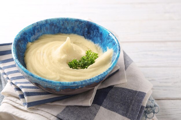 Platte mit Kartoffelpüree auf einem Stapel Servietten