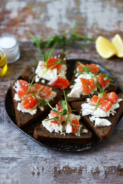 Platte mit keto-toast mit lachs und weißkäse.