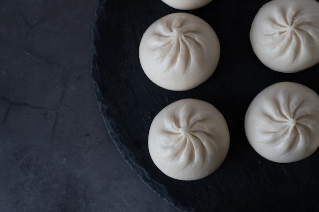 Platte mit khinkali, georgisches Rezept