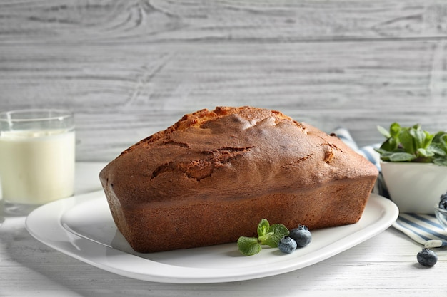 Platte mit köstlichem frisch gebackenem Kuchen auf dem Tisch