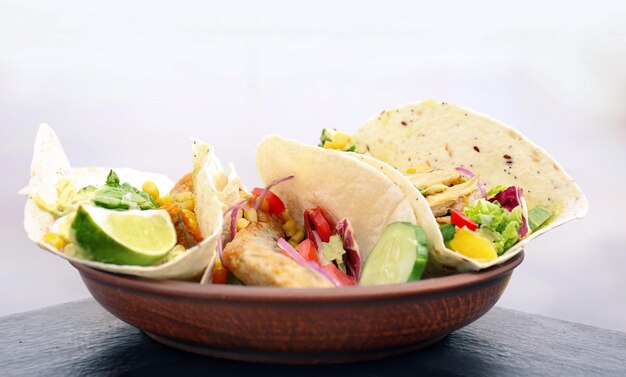 Platte mit köstlichen Fisch-Tacos im Freien