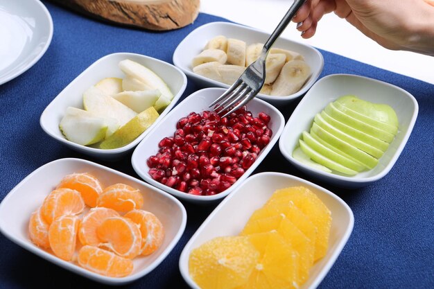 Platte mit köstlichen gemischten Früchten und geschnittenen Früchten